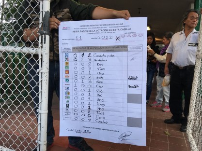En Xalapa las casillas empiezan a desplegar sus mantas. En algunas colonias, donde el voto fue más copioso, aún se realiza el conteo.  