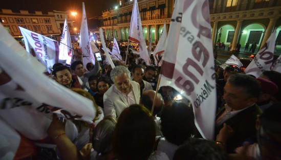 Xalapa con Hipo... festejan simpatizantes de MORENA el virtual triunfo de su candidato en la capital. 