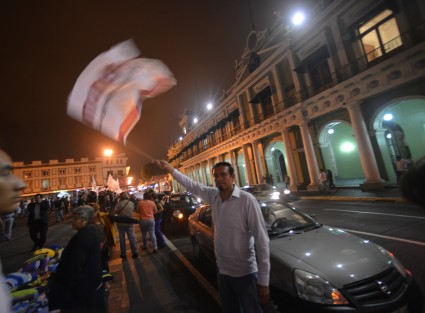 Xalapa con Hipo... festejan simpatizantes de MORENA el virtual triunfo de su candidato en la capital. 
