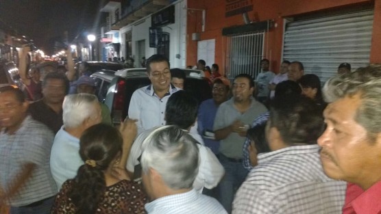 Enique Fernández, candidato de la coalición PAN -PRD a la alcaldía de Coatepec, festejó con sus seguidores su triunfo, luego de que el PREP reflejara la tendencia que lo señala como quien dirigirá las riendas de su municipio al renovarse la alcaldía. 