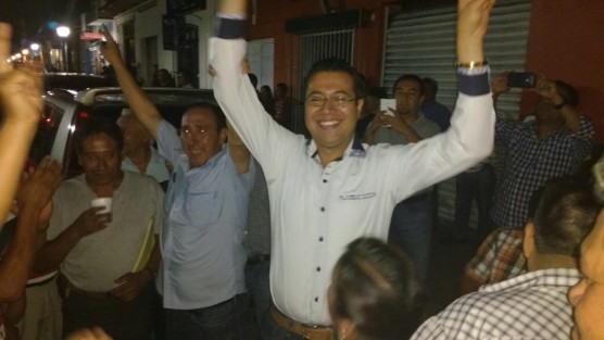 Enique Fernández, candidato de la coalición PAN -PRD a la alcaldía de Coatepec, festejó con sus seguidores su triunfo, luego de que el PREP reflejara la tendencia que lo señala como quien dirigirá las riendas de su municipio al renovarse la alcaldía. 