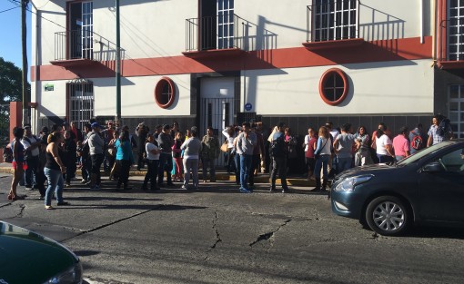 Priistas capacitaron a representantes de casillas, a quienes luego no nombraron, y lo peor para ellos, no les pagaron, por lo que se inconformaron frente a lo que fue casa de campaña del candidato, y una casilla cercana. 