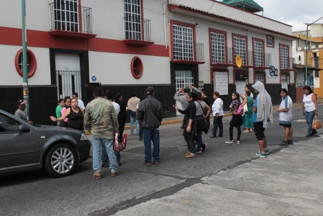 Priistas capacitaron a representantes de casillas, a quienes luego no nombraron, y lo peor para ellos, no les pagaron, por lo que se inconformaron frente a lo que fue casa de campaña del candidato, y una casilla cercana. 