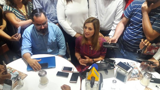 Ana Miriam Ferráez agradeció en conferencia de prensa los 44 mil votos que le favorecieron; se dijo ganadora pese a la corrupción. Aseguró que el gobernador no metió la mano en el proceso. Seguirá velando por los intereses de los xalapeños a través de su fundación. 
