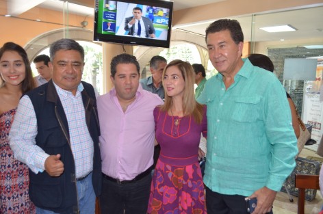 Candidatos ganadores y perdedores de esta pasada contienda electoral celebrada el 4 de junio, se dieron cita, algunos para saludar a sus conocidos, otros a emitir declaraciones y otros más a celebrar la victoria, en un café del centro de Xalapa.