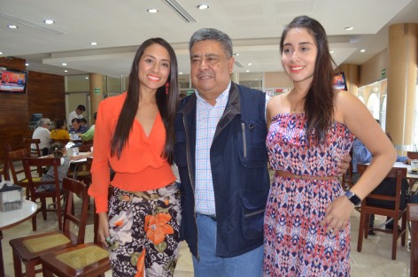 El licenciado Mario Chama, futuro alcalde de Teocelo, al resultar favorecido con el voto según actas del OPLE, estuvo acompañado de sus hijas, Nitzia y Mara, para darse un descanso después de la intensa campaña, antes de iniciar a preparar lo que será su trabajo como primer edil de la tierra del DIos tigre. 