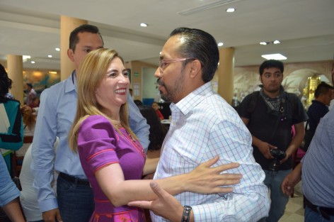Ana Miriam Ferráez minimizó el hecho de que le retiraran su escenario de la Plaza Lerdo, en donde prepararían el festejo de su triunfo, mismo que no llegó. Dijo que parecía que iba a haber algo, pero que se actuó a tiempo.