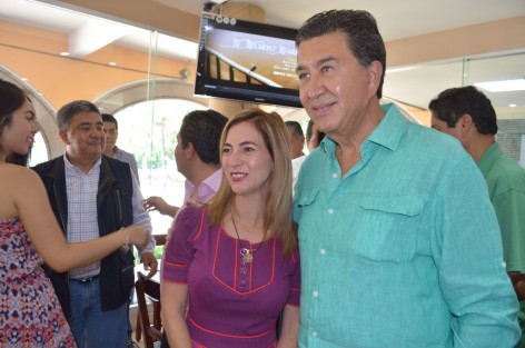Ana Miriam Ferráez agradeció en conferencia de prensa los 44 mil votos que le favorecieron; se dijo ganadora pese a la corrupción. Aseguró que el gobernador no metió la mano en el proceso. Seguirá velando por los intereses de los xalapeños a través de su fundación. Coincidiendo en un café del centro de Xalapa, saludó al senador priista Héctor Yunes. 
