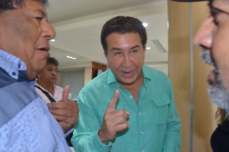 El senador Héctor Yunes Landa anunció que nuevamente buscará la gubernatura del Estado, animado porque el PRI todavía respira. Cabe recordar que en la contienda pasada anunció con José Yunes una estrategia donde él sería el candidato en 2016 y Pepe Yunes en 2018, misma que parece no recordar.  