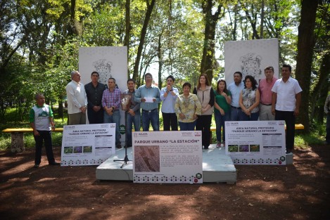 En el marco de la conmemoración del Día Mundial del Medio Ambiente, el Ayuntamiento de Xalapa organizó una jornada de limpieza en el Área Natural Protegida Municipal de La Estación, en la que participaron alumnos de la Telesecundaria Héroe de Nacozari, del Bachillerato Unidad y Trabajo e integrantes de la Embajada Mundial de Activistas por la paz.
