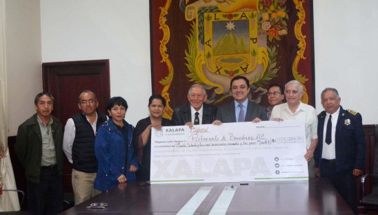 El alcalde Américo Zúñiga Martínez entregó al Honorable Cuerpo de Bomberos de Xalapa un cheque por la cantidad de 173 mil 993 pesos, como apoyo a la institución para solventar diversos gastos.
