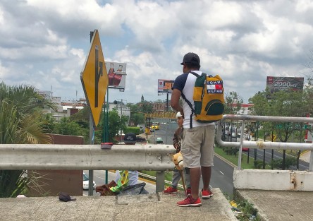 Y mientras en Veracruz se disputaban las alcaldías en las urnas...por su territorio, los migrantes seguían fluyendo... chicos y grandes. 