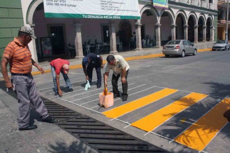 En Tlapacoyan está a la espera de la aprobación de un proyecto para convertir algunos tramos de calles en dobles sentidos para que el tráfico vehicular sea más fluido y encontrar una salida rápida en el centro de la ciudad. 
