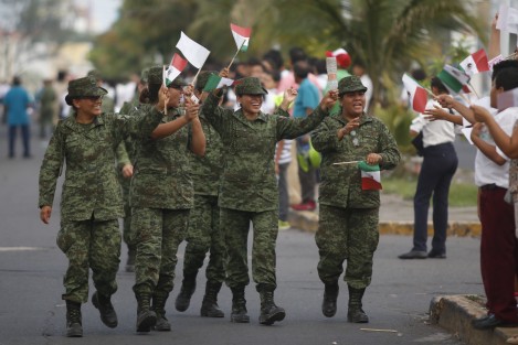En Veracruz, elementos del Ejército Mexicano realizaron un desfile por la avenida Urano para posteriormente tomar lugar en las instalaciones de la Feria Ganadera Ylang Ylang donde se llevará a cabo la exposición militar Fuerzas Armadas Pasión por Mèxico del 9 de junio al 9 de julio.