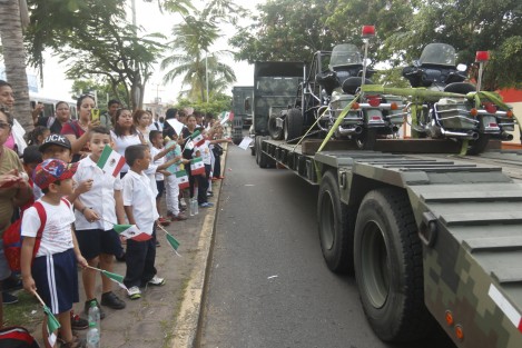 En Veracruz, elementos del Ejército Mexicano realizaron un desfile por la avenida Urano para posteriormente tomar lugar en las instalaciones de la Feria Ganadera Ylang Ylang donde se llevará a cabo la exposición militar Fuerzas Armadas Pasión por Mèxico del 9 de junio al 9 de julio.