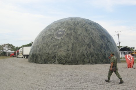 En Veracruz, elementos del Ejército Mexicano realizaron un desfile por la avenida Urano para posteriormente tomar lugar en las instalaciones de la Feria Ganadera Ylang Ylang donde se llevará a cabo la exposición militar Fuerzas Armadas Pasión por Mèxico del 9 de junio al 9 de julio.