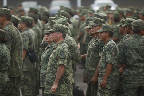 En Veracruz, elementos del Ejército Mexicano realizaron un desfile por la avenida Urano para posteriormente tomar lugar en las instalaciones de la Feria Ganadera Ylang Ylang donde se llevará a cabo la exposición militar Fuerzas Armadas Pasión por Mèxico del 9 de junio al 9 de julio.