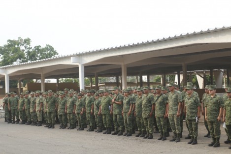 En Veracruz, elementos del Ejército Mexicano realizaron un desfile por la avenida Urano para posteriormente tomar lugar en las instalaciones de la Feria Ganadera Ylang Ylang donde se llevará a cabo la exposición militar Fuerzas Armadas Pasión por Mèxico del 9 de junio al 9 de julio.