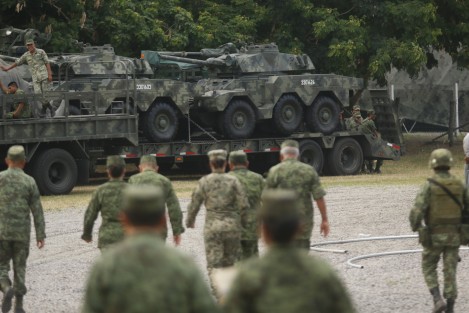 En Veracruz, elementos del Ejército Mexicano realizaron un desfile por la avenida Urano para posteriormente tomar lugar en las instalaciones de la Feria Ganadera Ylang Ylang donde se llevará a cabo la exposición militar Fuerzas Armadas Pasión por Mèxico del 9 de junio al 9 de julio.