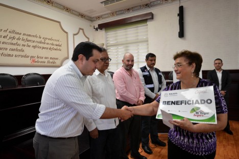 Al hacer entrega de 112 mil 800 pesos en apoyo a 18 familias xalapeñas, las cuales pagaron en el mes de enero su Predial anual y que resultaron afectadas por fenómenos hidrometeorológicos e incendios entre los meses de febrero y mayo de este año, el alcalde Américo Zúñiga Martínez señaló que el programa #MiHogarSeguro representa un ejemplo a nivel nacional, no solo porque exhorta a la recaudación, sino porque representa una respuesta en materia de protección civil.
