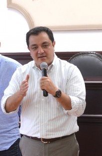  El alcalde Américo Zúñiga Martínez pidió dejar atrás las campañas electorales, a efecto de llegar a la reconciliación de la sociedad xalapeña. “Este tipo de contiendas generan comentarios y señalamientos que llevan a la división social, la cual debe cicatrizar lo más pronto posible, para ponernos a trabajar junto con las autoridades electas en lo que la capital veracruzana necesita”.
