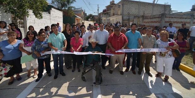 El alcalde Amérco Zúniga encabezó la inauguración de la calle Popocatépetl de la colonia Moctezuma, le acompañaron servidores públicos del ayuntamiento así como vecinos del lugar. 