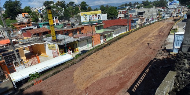 Continúa la reconstrucción con concreto hidráulico de la avenida Rébsamen, entre Circuito Presidentes y Gustavo Díaz Ordaz, por ahora trabajan en la construcción de guarniciones, drenaje y tomas de agua potable.