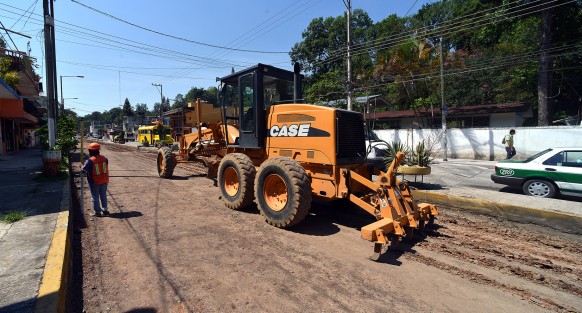Continúa la reconstrucción con concreto hidráulico de la avenida Rébsamen, entre Circuito Presidentes y Gustavo Díaz Ordaz, por ahora trabajan en la construcción de guarniciones, drenaje y tomas de agua potable.