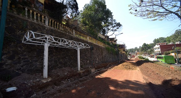 Continúa la reconstrucción con concreto hidráulico de la avenida Rébsamen, entre Circuito Presidentes y Gustavo Díaz Ordaz, por ahora trabajan en la construcción de guarniciones, drenaje y tomas de agua potable.