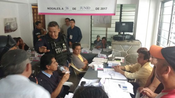 Elementos de la SSP resguardan  a personal del OPLE Nogales ante amenaza de grupo priista que entraría a la fuerza.
