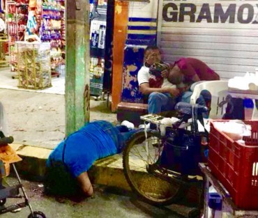 Dos personas, un hombre y una mujer, fueron ejecutadas la noche de este martes, en el centro de Acayucan; sus agresores llegaron en un vehículo del cual descendieron y dispararon a quemarropa en contra de la humanidad de los ahora occisos.  