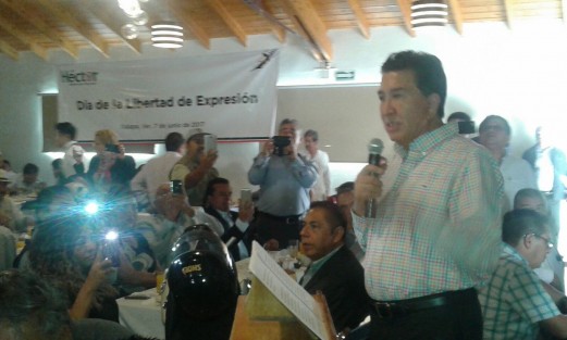El senador Héctor Yunes Landa, se mochó con los comunicadores en el Día de la Libertad de Expresión. Entre reporteros, fotografos, columnistas y demás, Yunes Landa dijo que hace falta periodistas comprometidos que mantengan informados a la sociedad. 