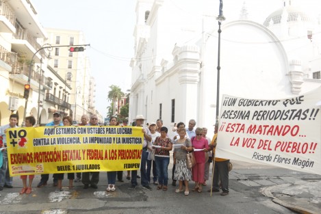 En la ciudad de Veracruz, maestros jubilados y pensionados bloquaron la avenida Independencia en apoyo a los periodistas caídos en el marco del Día de la Libertad de Expresiôn.