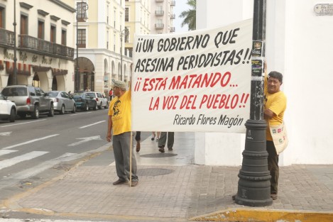 En la ciudad de Veracruz, maestros jubilados y pensionados bloquaron la avenida Independencia en apoyo a los periodistas caídos en el marco del Día de la Libertad de Expresiôn. 