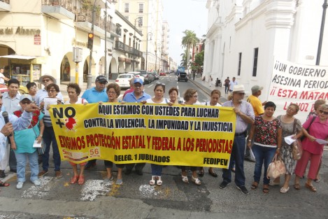 En la ciudad de Veracruz, maestros jubilados y pensionados bloquaron la avenida Independencia en apoyo a los periodistas caídos en el marco del Día de la Libertad de Expresiôn.