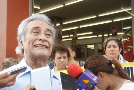 En la ciudad de Veracruz, maestros jubilados y pensionados bloquaron la avenida Independencia en apoyo a los periodistas caídos en el marco del Día de la Libertad de Expresiôn. 