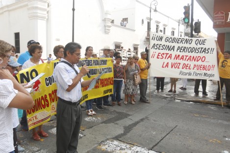 En la ciudad de Veracruz, maestros jubilados y pensionados bloquaron la avenida Independencia en apoyo a los periodistas caídos en el marco del Día de la Libertad de Expresiôn. 
