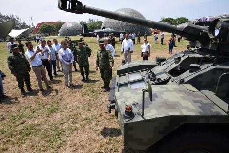 El gobernador de Veracruz, Miguel Ángel Yunes Linares, realizó un recorrido por  la exposición militar Fuerzas Armadas Pasión por Mèxico. La colección, que contiene vehículos aèreos y terrestres, armas y documentos de la SEDENA, estará abierta al público del 9 de junio al 9 de julio en las instalaciones de Ylang Ylang.