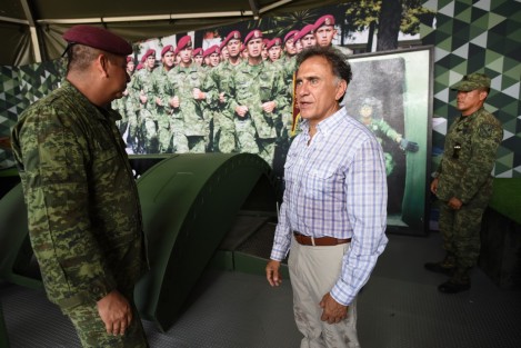 El gobernador de Veracruz, Miguel Ángel Yunes Linares, realizó un recorrido por  la exposición militar Fuerzas Armadas Pasión por Mèxico. La colección, que contiene vehículos aèreos y terrestres, armas y documentos de la SEDENA, estará abierta al público del 9 de junio al 9 de julio en las instalaciones de Ylang Ylang.