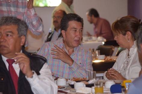 El senador Héctor Yunes Landa, se mochó con los comunicadores en el Día de la Libertad de Expresión. Entre reporteros, fotografos, columnistas y demás, Yunes Landa dijo que hace falta periodistas comprometidos que mantengan informados a la sociedad. 