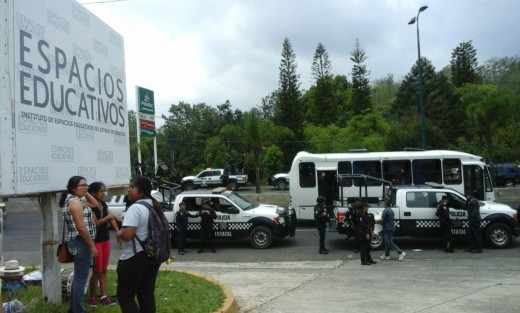Estudiantes adheridos a la Federación Nacional de Estudiantes Revolucionarios Rafael Ramírez se manifestaron en las oficinas del Instituto de Espacios Educativos, ya que el director de esta dependencia, el Ingeniero Ignacio Alberto Barradas Soto, no los recibe.