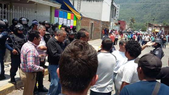 En el Consejo  Municipal del OPLE en Ciudad Mendoza hay tensión por el conteo; simpatizantes de diversos partidos exigen que se abran paquetes en los que denuncian inconsistencias tales como clonación de boletas. Lasesión ha sido interrumpida en dos ocasiones.