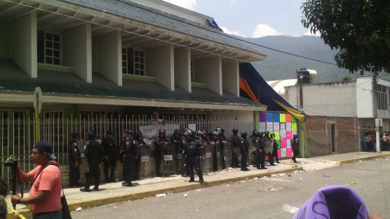 En el Consejo  Municipal del OPLE en Ciudad Mendoza hay tensión por el conteo; simpatizantes de diversos partidos exigen que se abran paquetes en los que denuncian inconsistencias tales como clonación de boletas. Lasesión ha sido interrumpida en dos ocasiones.