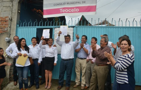 En el Consejo Municipal del OPLE en Teocelo, Ver. se hizo entrega de la constancia de mayoría al Licenciado Mario Chama Díaz, como alcalde electo de ese municipio para el periodo 2018- 2021.
