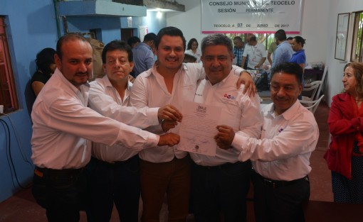 En el Consejo Municipal del OPLE en Teocelo, Ver. se hizo entrega de la constancia de mayoría al Licenciado Mario Chama Díaz, como alcalde electo de ese municipio para el periodo 2018- 2021.