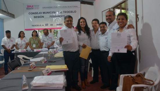 En el Consejo Municipal del OPLE en Teocelo, Ver. se hizo entrega de la constancia de mayoría al Licenciado Mario Chama Díaz, como alcalde electo de ese municipio para el periodo 2018- 2021.