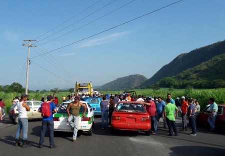En la Carretera Tuzamapan-Tlaltetela,  desviación a Jalcomulco  después de las 7 de la mañana de este jueves, un grupo de aproximadamente 100 personas, entre profesores y habitantes de la zona, realizaron el cierre de esta carretera con al menos tres vehículos particulares, en protesta por las condiciones en que se encuentra esta vía, solicitando que al lugar se presente personal de la SIOP para sean atendidas sus denuncias. 