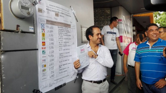 El candidato del PAN a la alcaldía de Veracruz, Fernando Yunes Marquez, recibió la constancia de mayoría que lo acredita como el ganador de la contienda electoral con más de 97 mil votos por el PAN  en 761 casillas computadas.