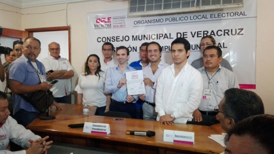 El candidato del PAN a la alcaldía de Veracruz, Fernando Yunes Marquez, recibió la constancia de mayoría que lo acredita como el ganador de la contienda electoral con más de 97 mil votos por el PAN  en 761 casillas computadas.