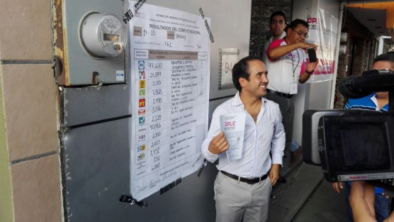 El candidato del PAN a la alcaldía de Veracruz, Fernando Yunes Marquez, recibió la constancia de mayoría que lo acredita como el ganador de la contienda electoral con más de 97 mil votos por el PAN  en 761 casillas computadas.